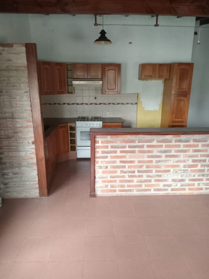 CASA EN DOS PLANTAS DE 4 AMBIENTES EN MUÑIZ