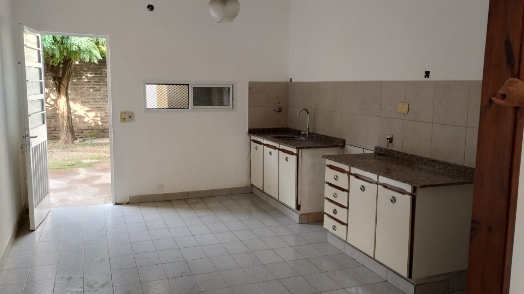 CASA  DE 3 AMBIENTES CON DEPARTAMENTO EN JOSE C PAZ