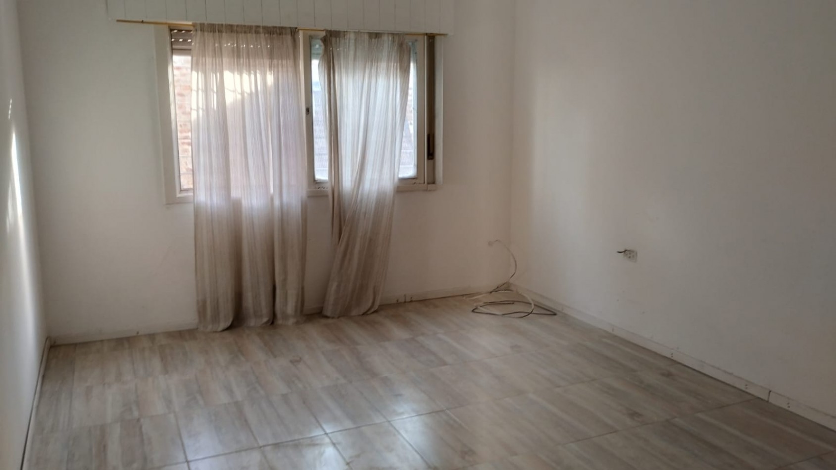 CASA  DE 3 AMBIENTES CON DEPARTAMENTO EN JOSE C PAZ